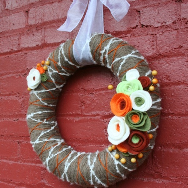 yarn-wreath-felt-flowers (700x700, 143Kb)