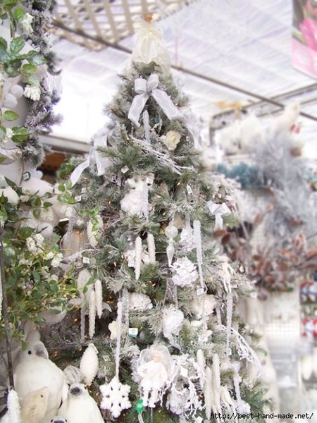 Christmas-Tree-with-Silver-And-White-Decorations-6 (480x640, 207Kb)