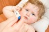 Как правильно сбивать ребенку температуру и почему скорую вызывать не нужно